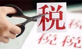 量贩零食“南北决战”：策反加盟商、4.2折血拼价格